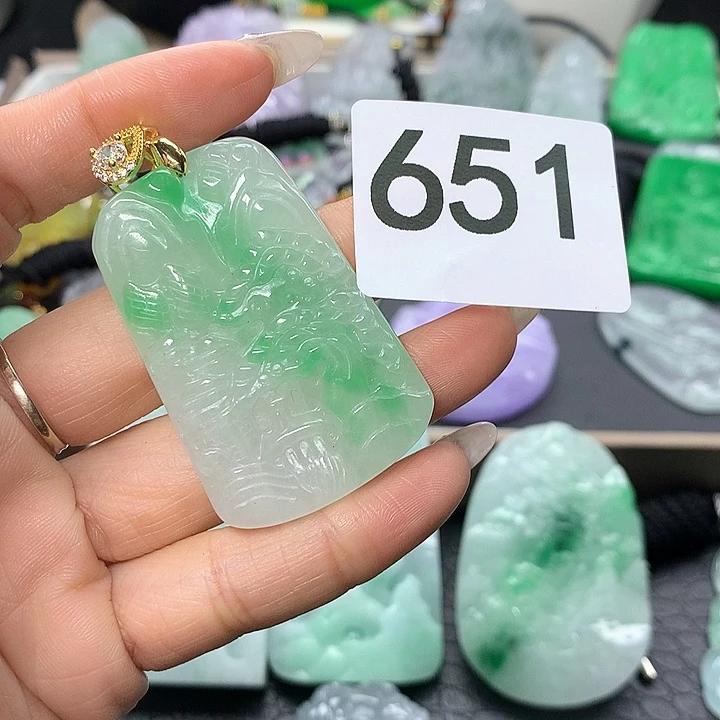 翡翠吊坠(赠链)未镶嵌