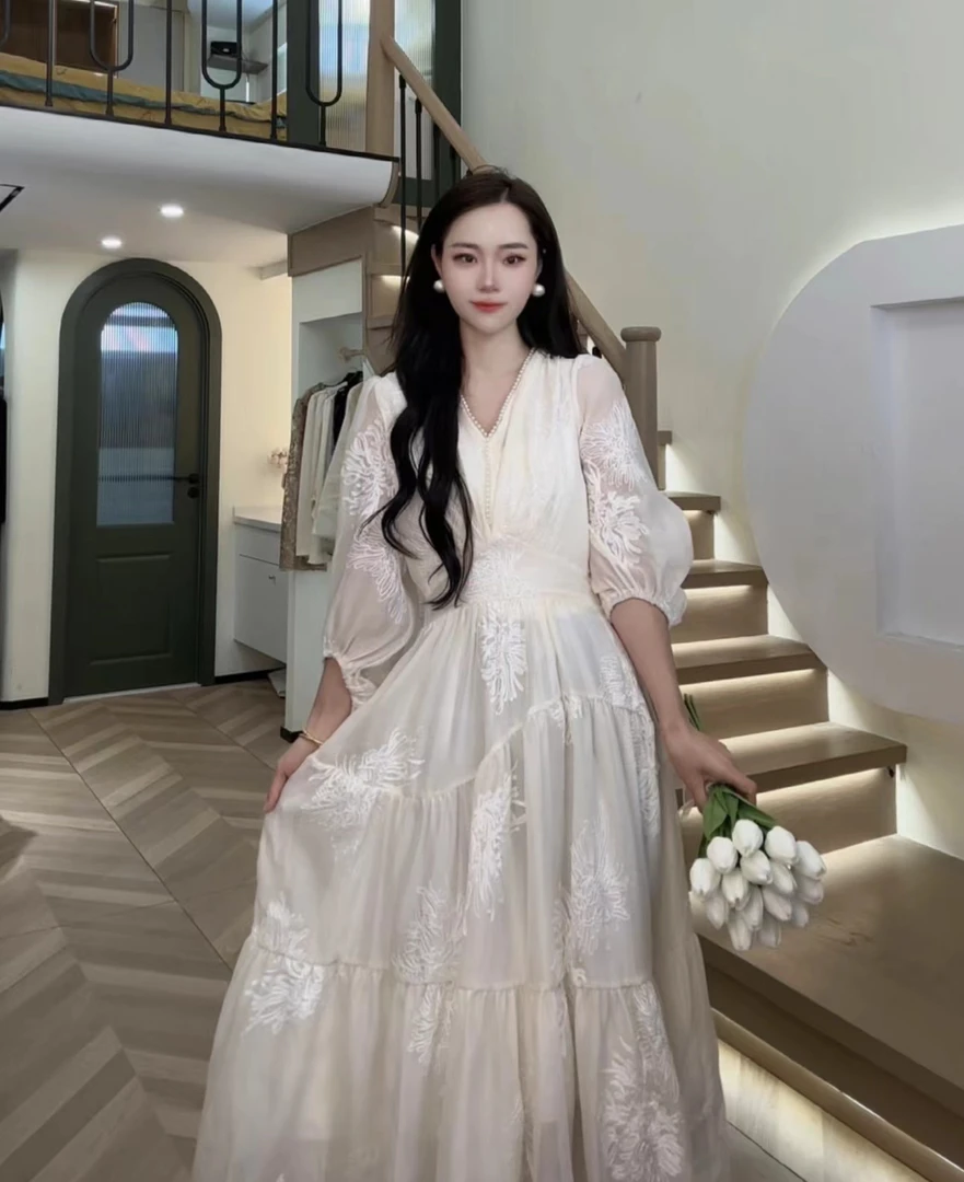 莱赛尔连衣裙2025夏季收腰显瘦法式优雅刺绣V领长裙