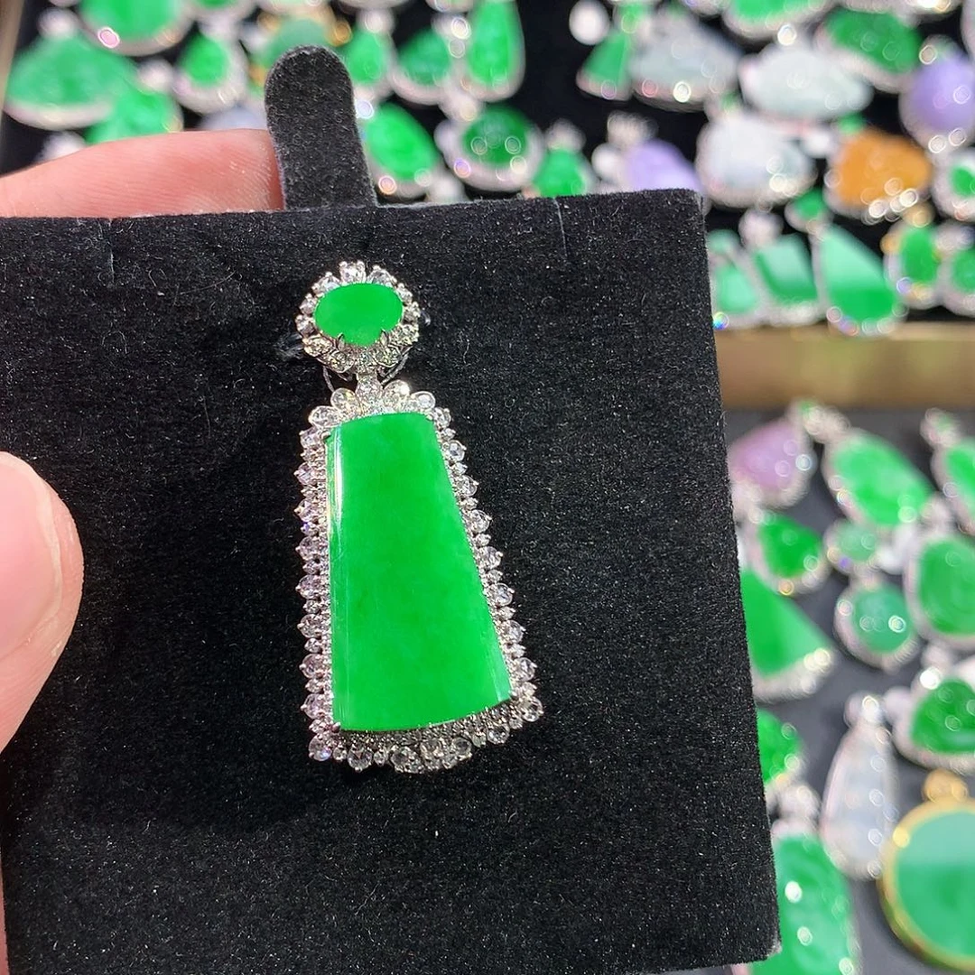 翡翠18K金镶嵌颈饰