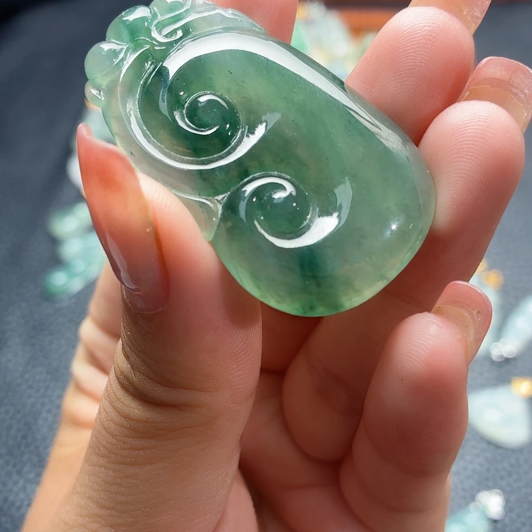 翡翠未镶嵌颈饰如意