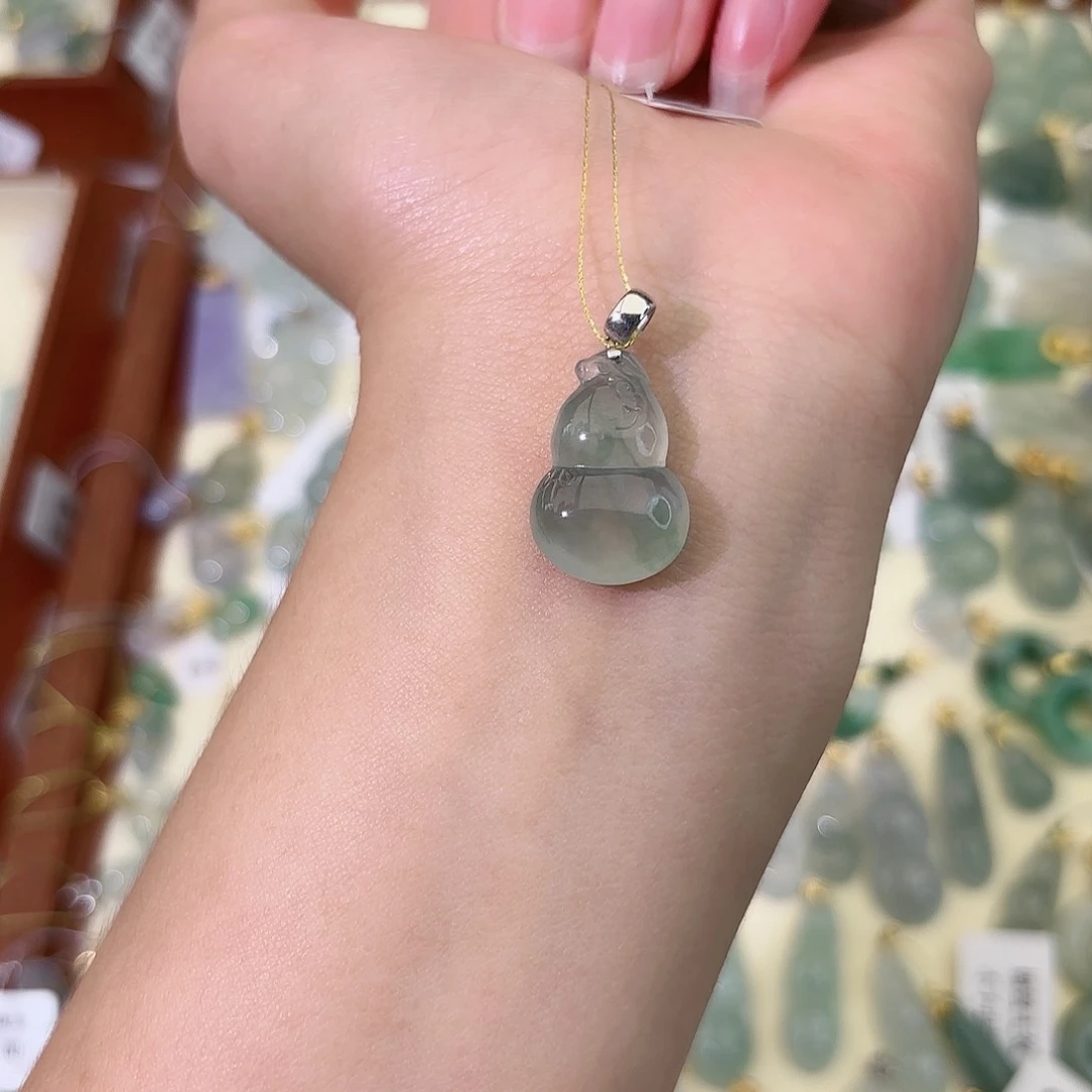 小****翡翠18K金镶嵌颈饰葫芦