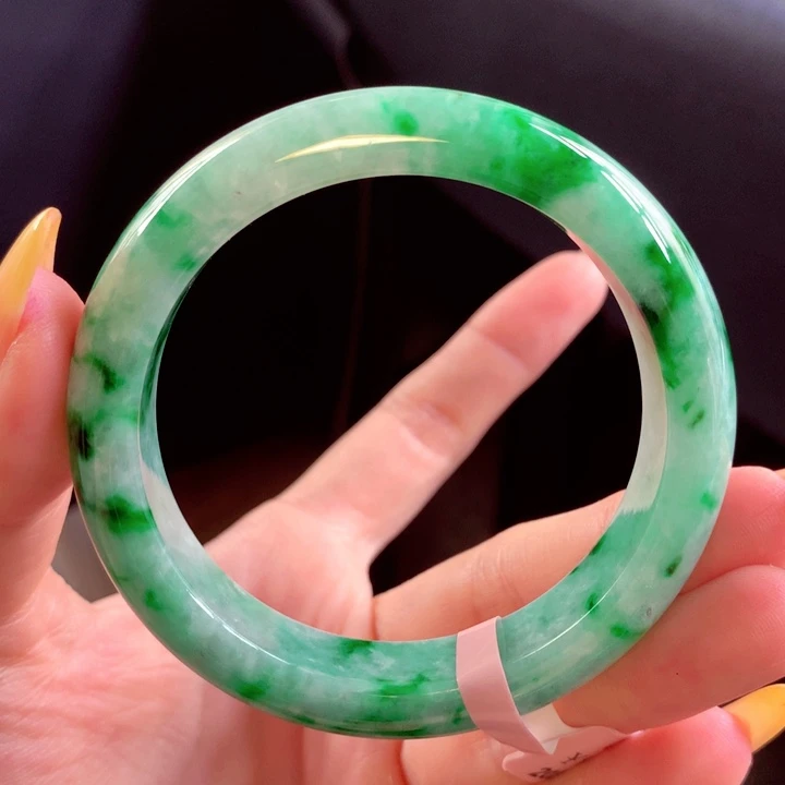 翡翠手镯未镶嵌翡翠