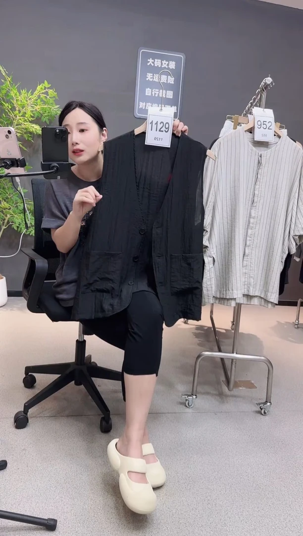 V领宽松型常规马夹时尚休闲珠片欧若智性风港风马甲大码女装气质