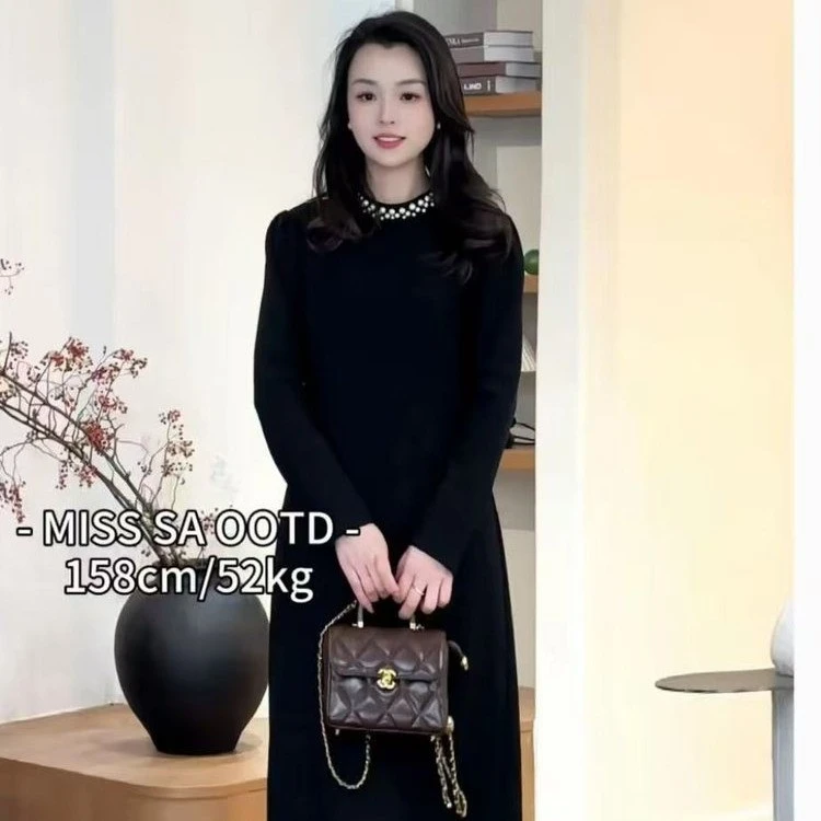 2025新款冬季轻奢圆领中长款极简连衣裙显瘦收腰A字黑裙