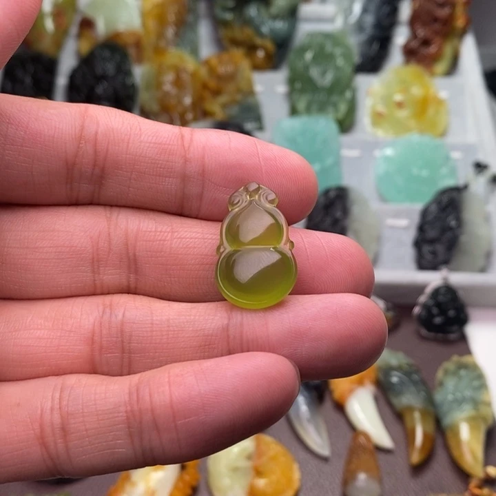 蛇纹石玉颈饰未镶嵌家**女