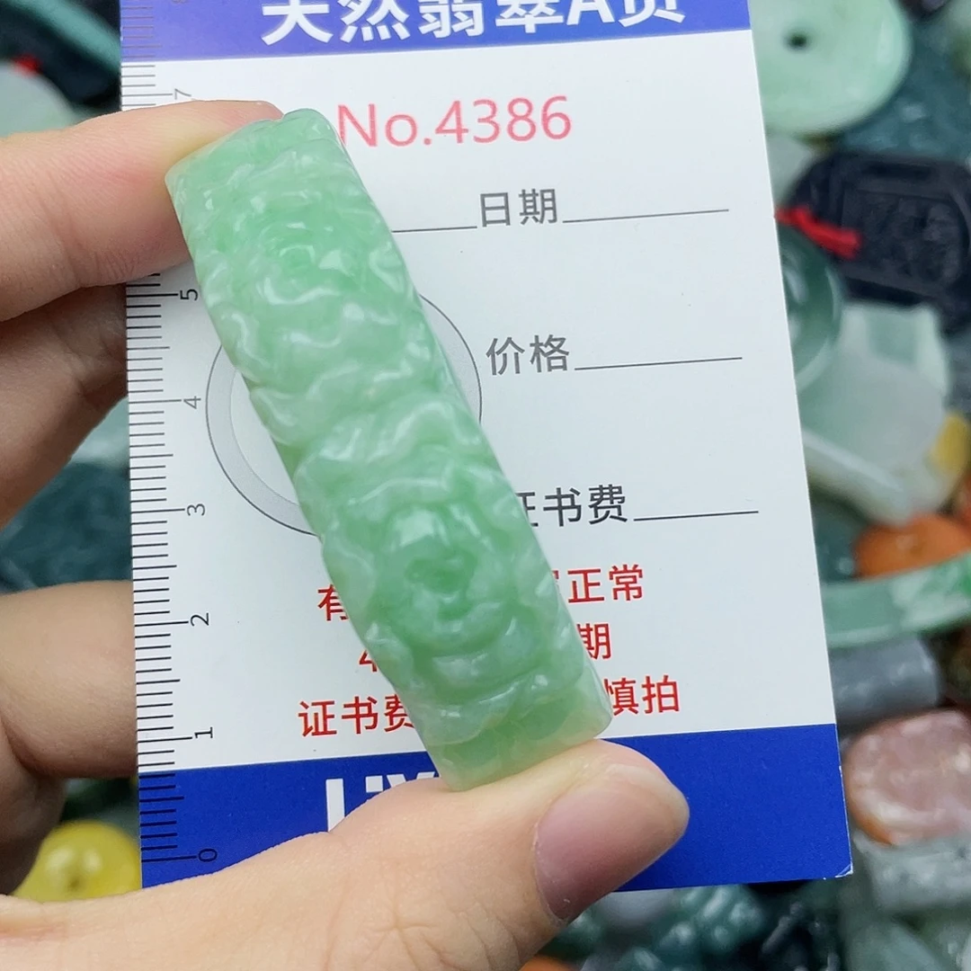 甜***妞翡翠未镶嵌挂件4386
