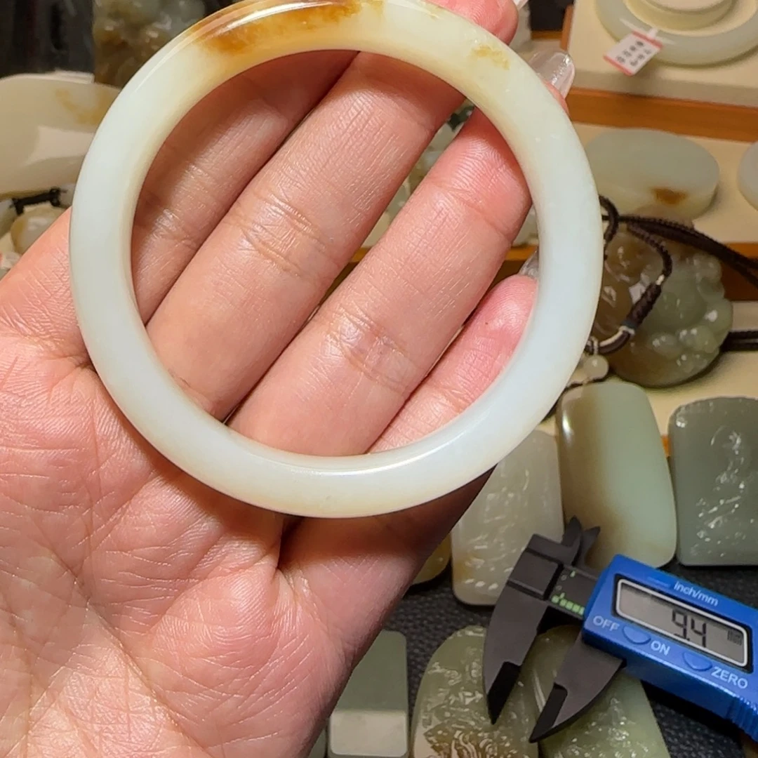 鸽***活和田玉未镶嵌颈饰