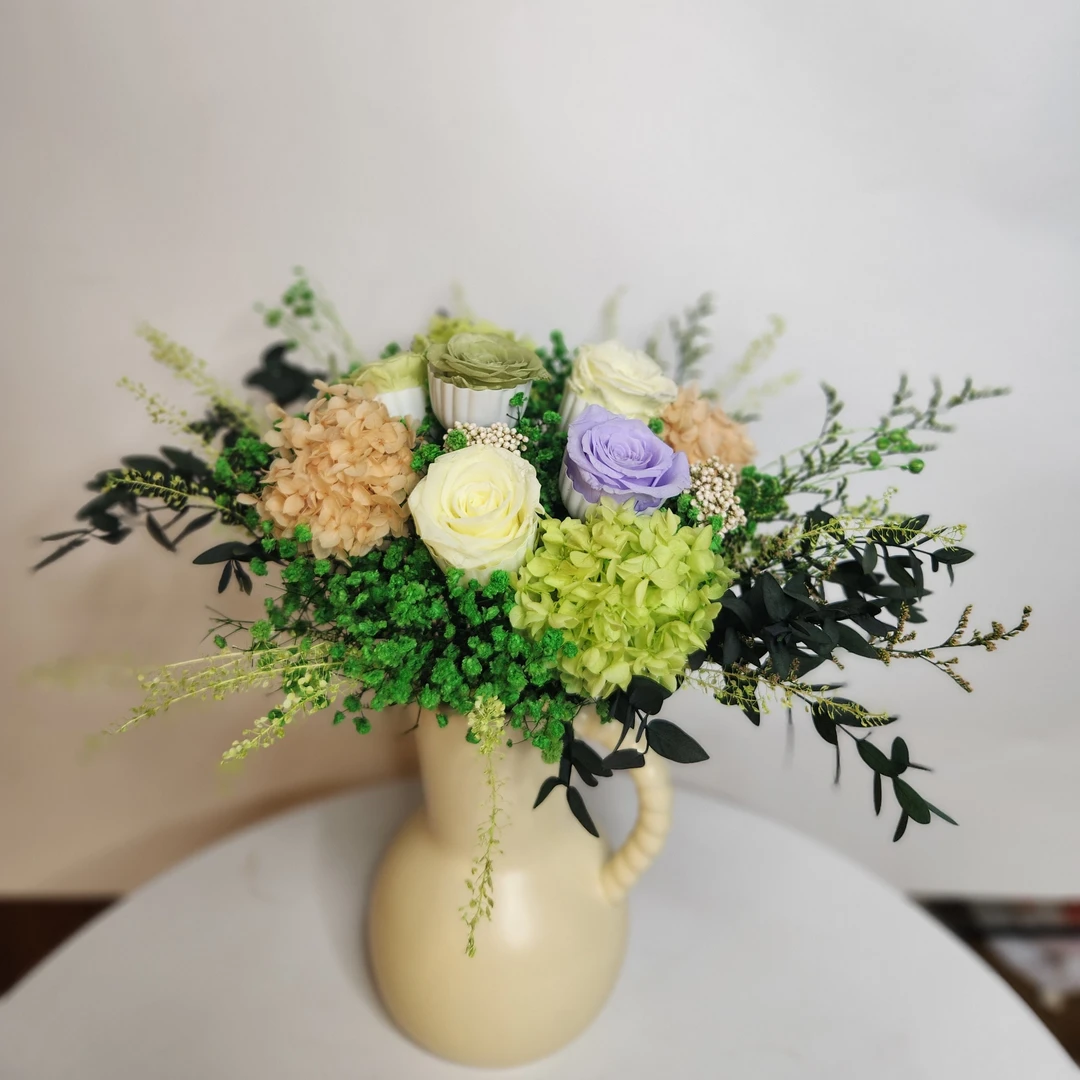 唯美清新永生花束餐桌室内装饰
