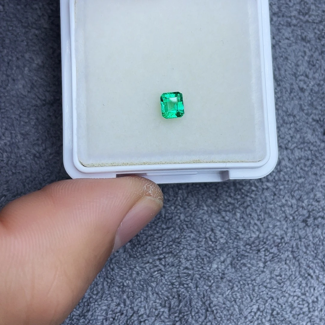 祖母绿裸石0.44Ct。