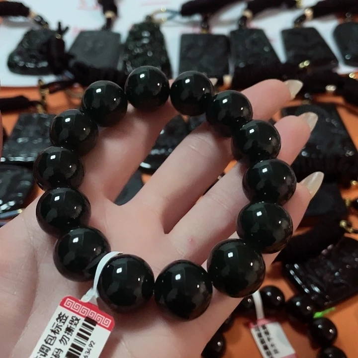 翡翠颈饰未镶嵌老*哥