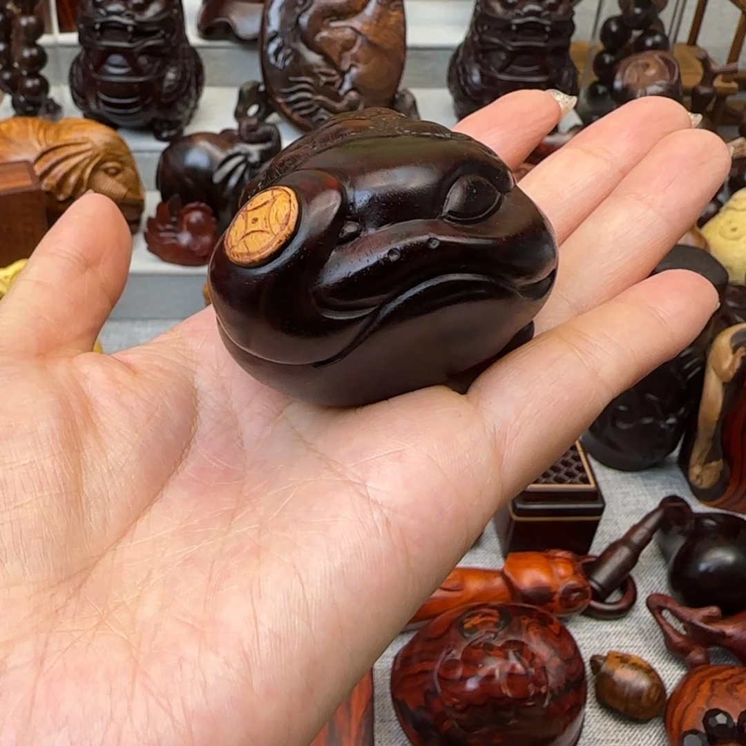 森***哥木小叶紫檀雕刻金蟾把件