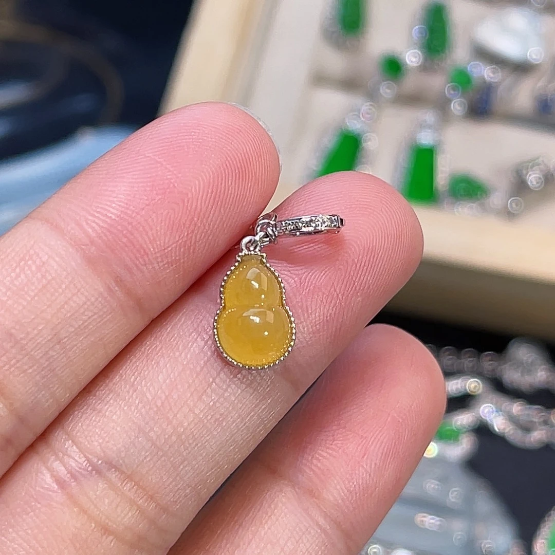 翡翠18K金镶嵌颈饰黄翡葫芦