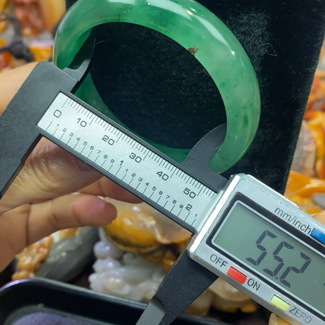 未镶嵌石英质玉（黄龙玉）颈饰