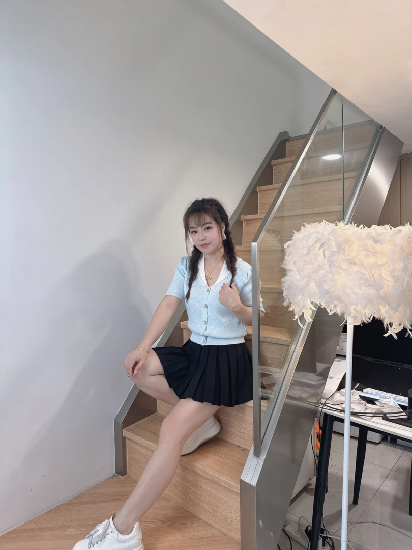 DDD《南油樊樊粉丝专属》2025轻职风无袖法式风圆领V领连衣裙