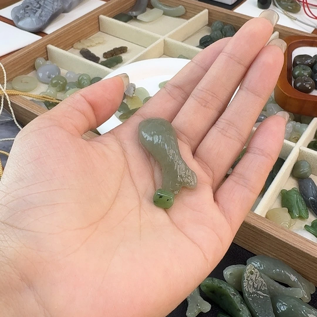 酒***窝颈饰未镶嵌和田玉