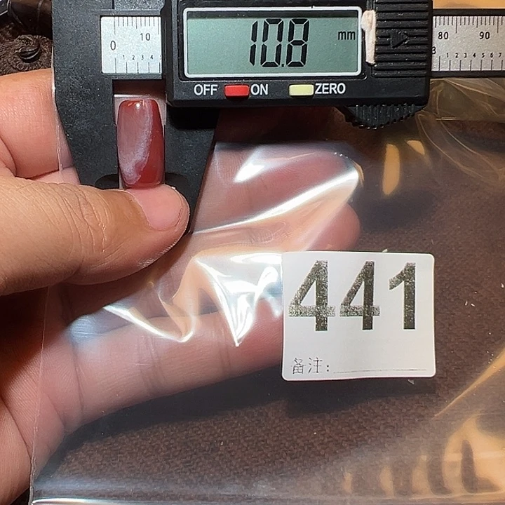 未镶嵌好的南红玛瑙