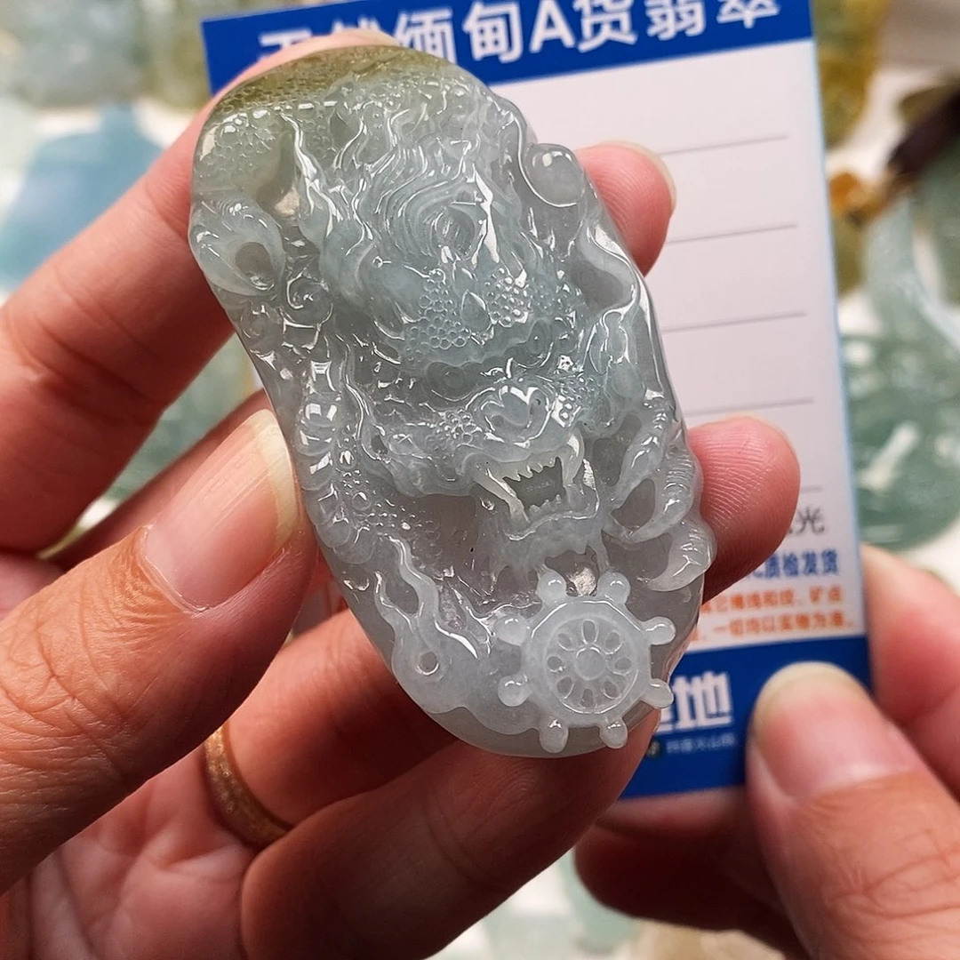 翡翠未镶嵌颈饰龙