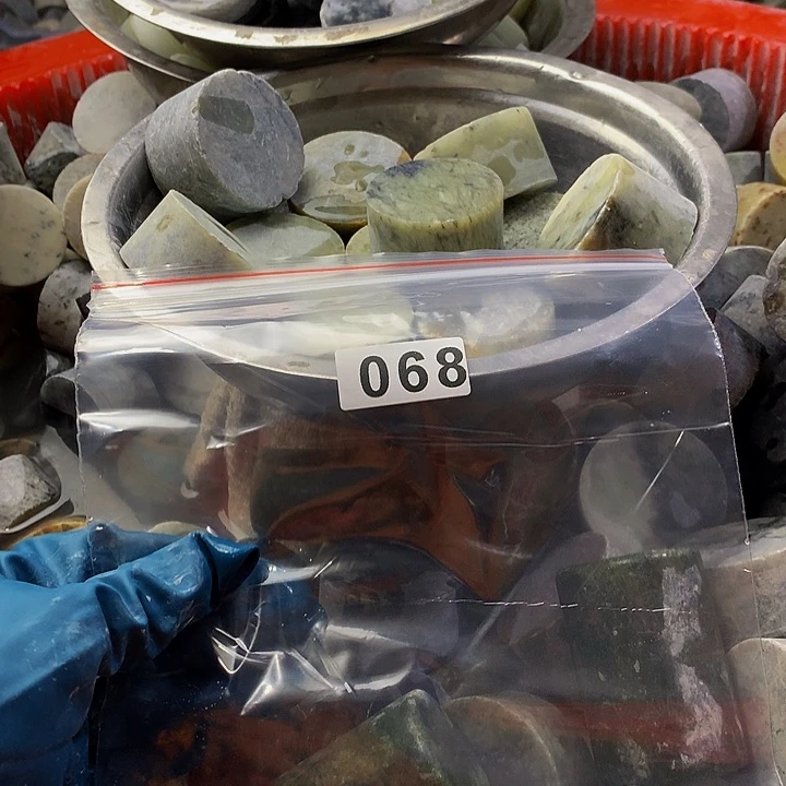 蛇纹石玉珠宝半成品未镶嵌鹰