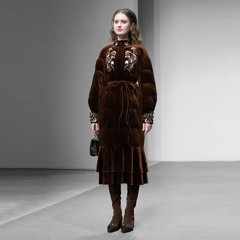 冬季时尚气质立领灯笼袖收腰荷叶边刺绣丝绒羽绒服外套HC36189