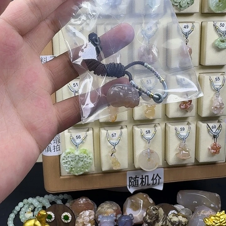 石英质玉未镶嵌吊坠(赠链)奶*?