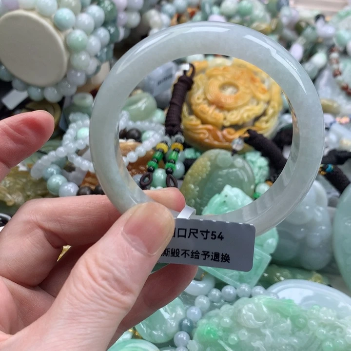 翡翠手镯未镶嵌吊坠