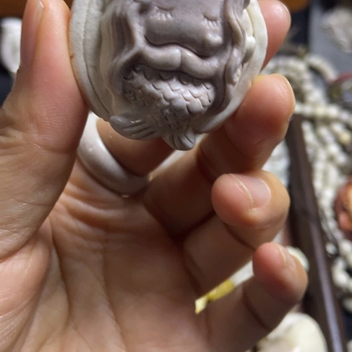 配饰鹿角雕刻一个出