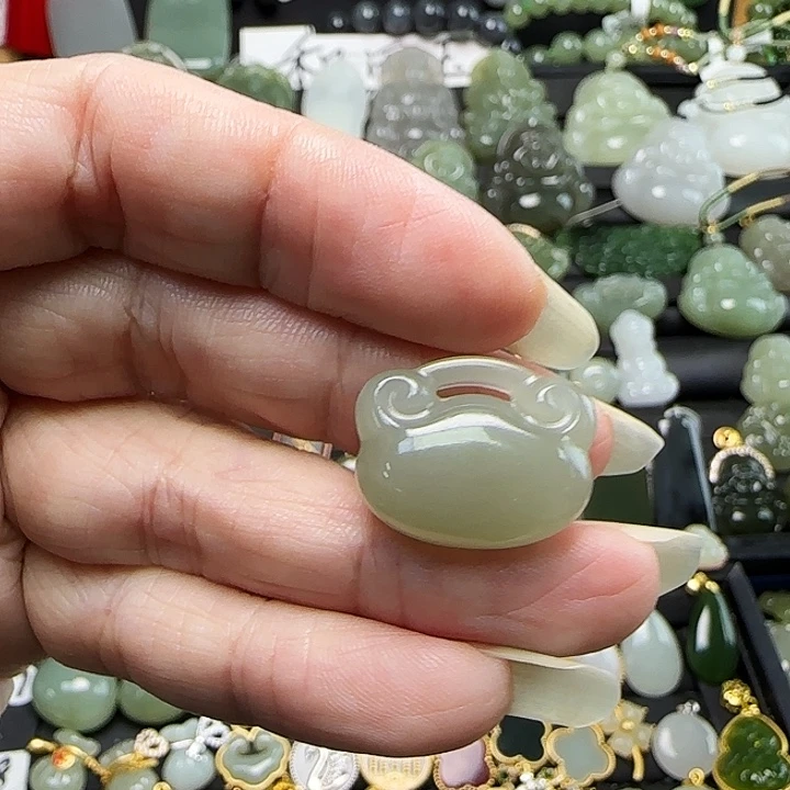 王***)和田玉未镶嵌颈饰