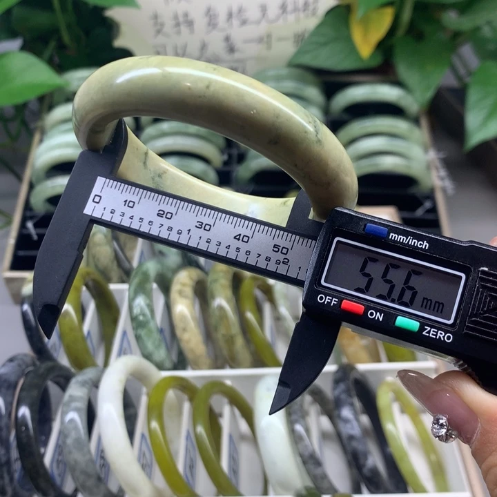 蛇纹石玉未镶嵌手镯48