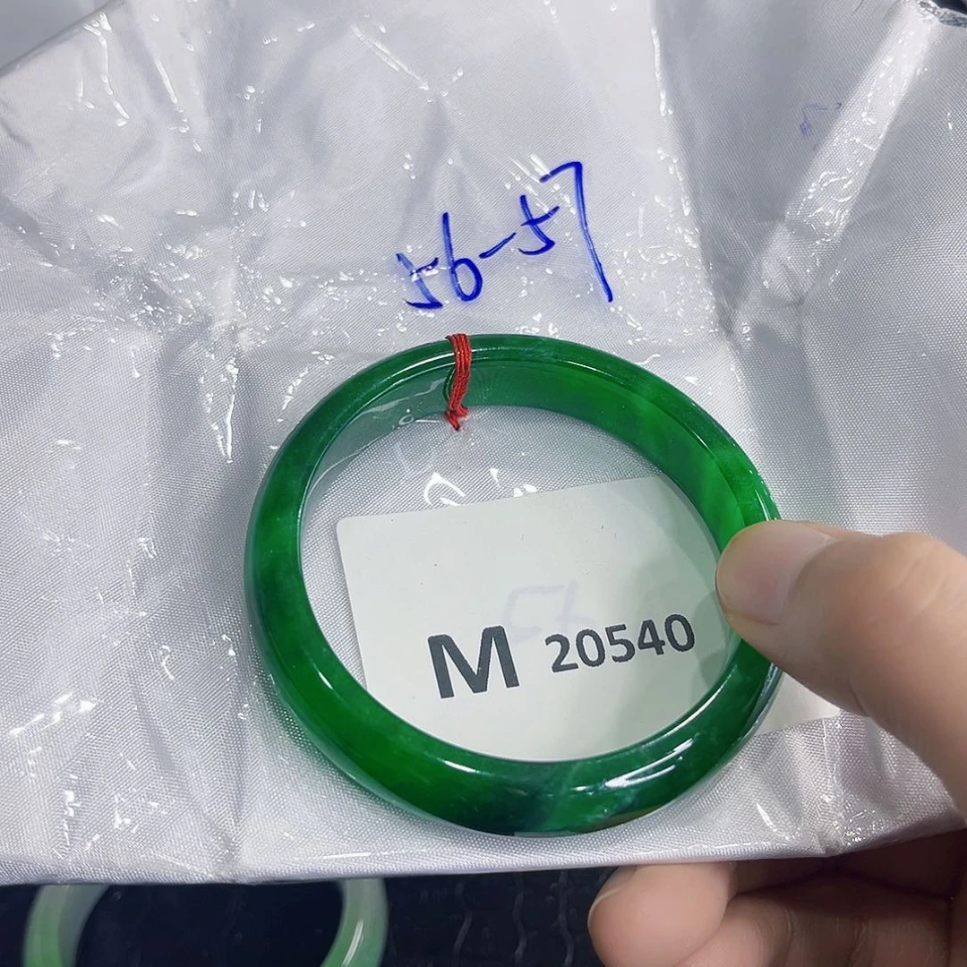 翡翠手镯未镶嵌手镯