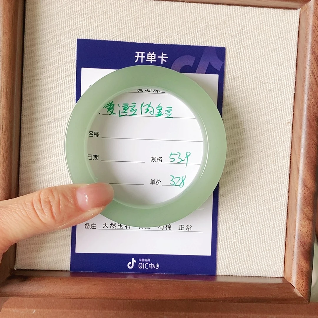 爱***豆石英质玉（金丝玉）未镶嵌手镯