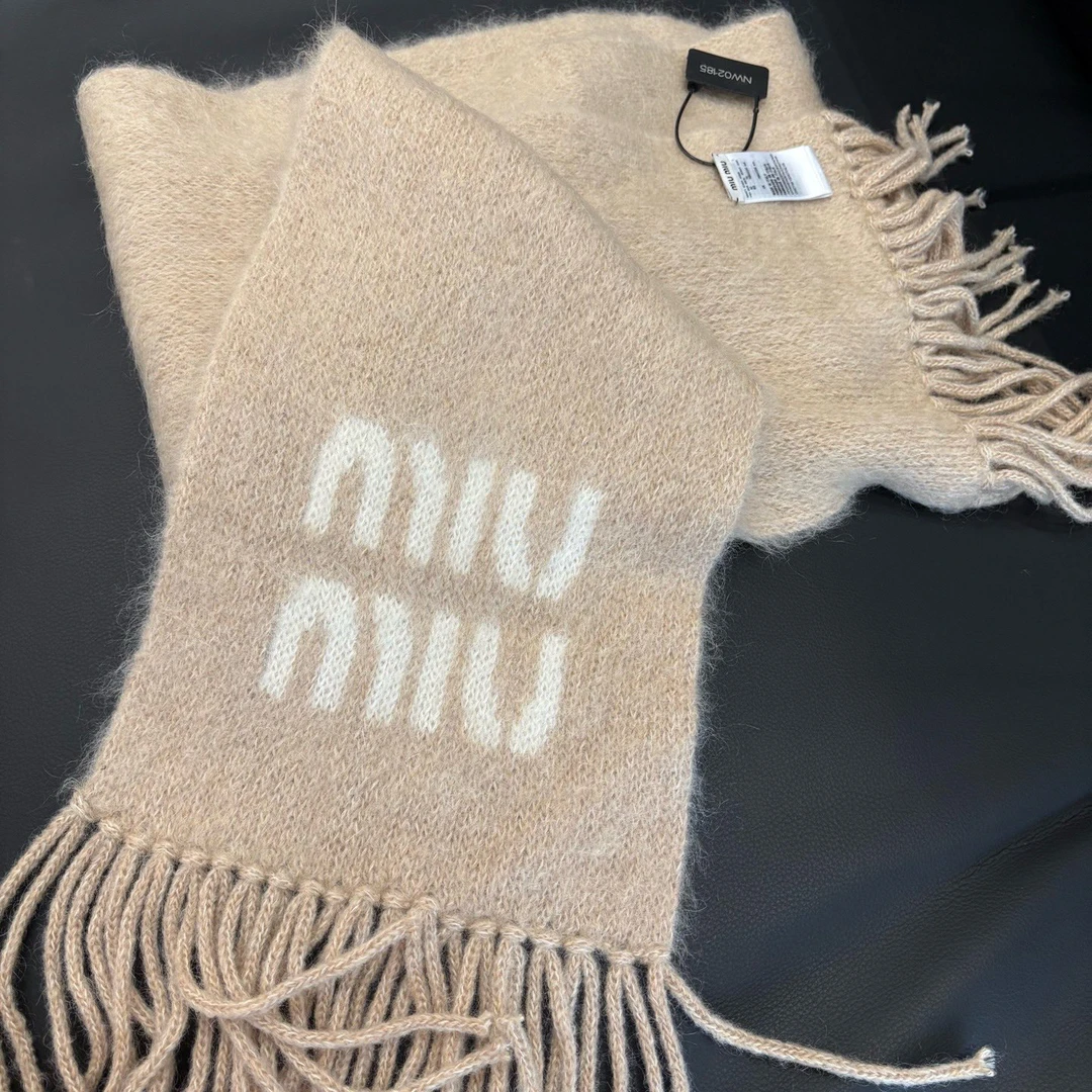 未使用 MIU MIU/缪缪 NW02185 字母标识绒线围巾专柜价5850