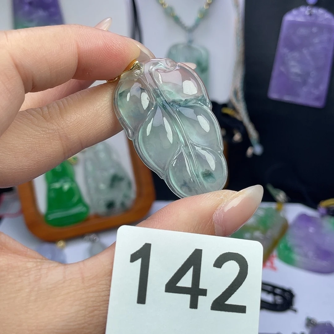 翡翠未镶嵌吊坠(赠链)