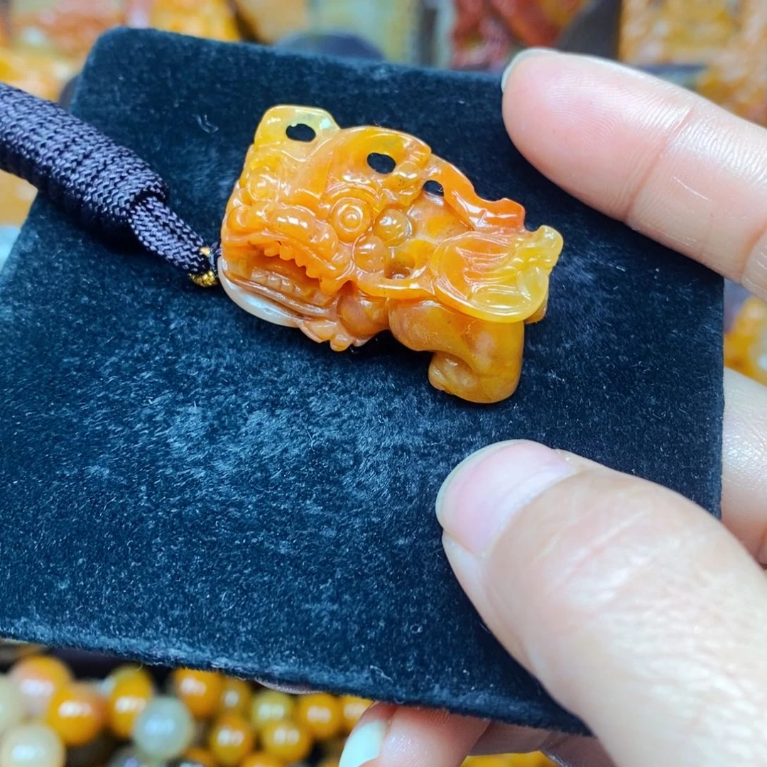 未镶嵌石英质玉（黄龙玉）颈饰