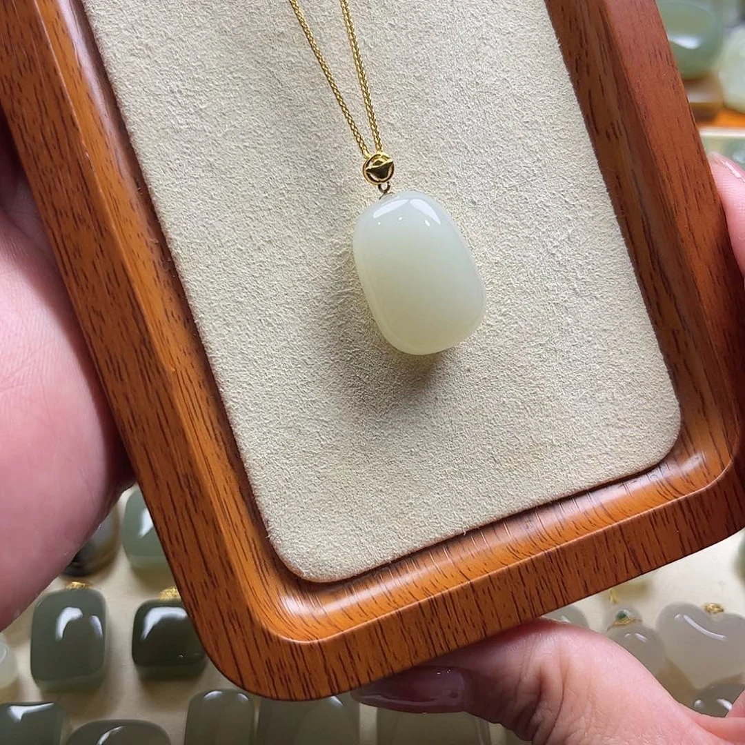 颈饰18K金镶嵌和田玉