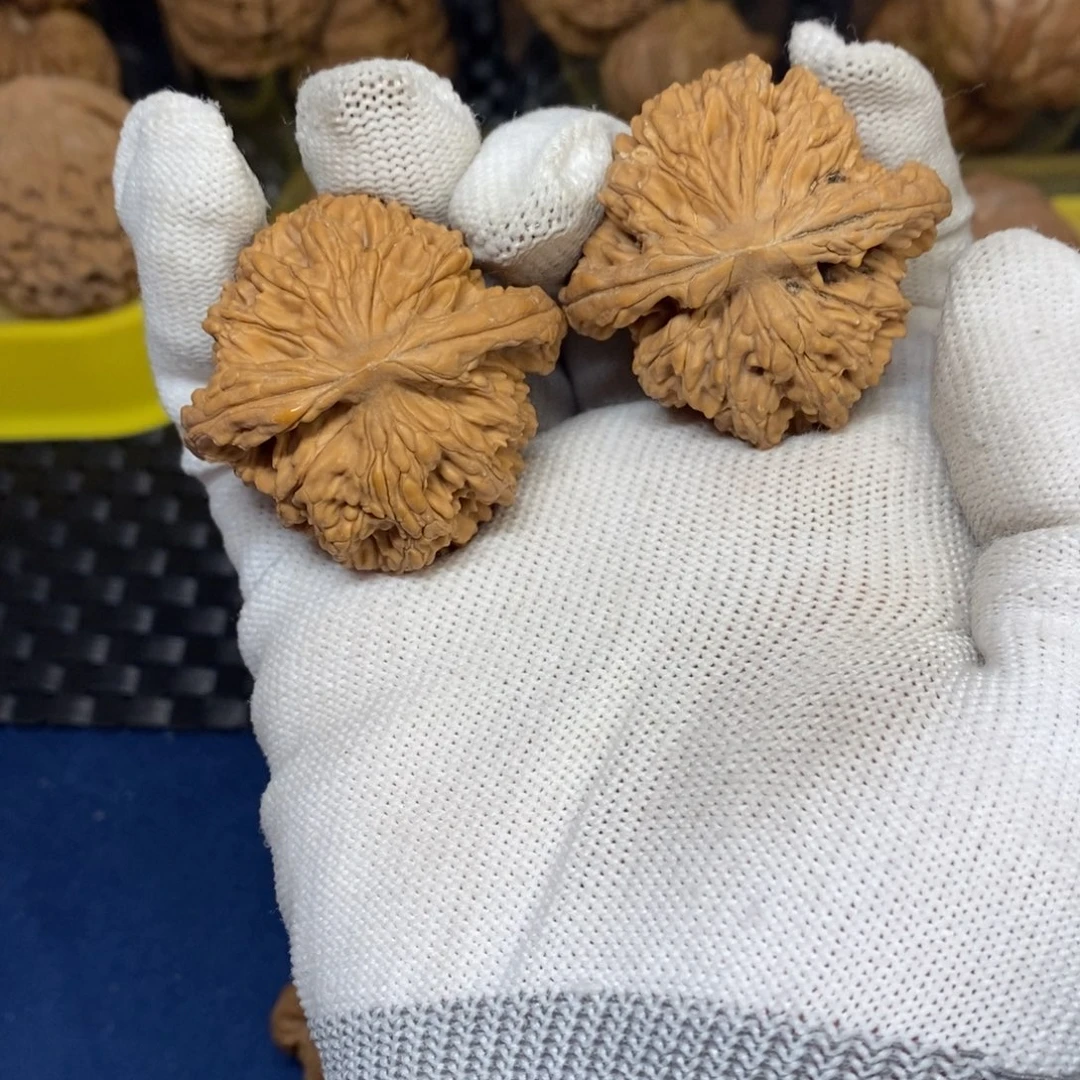 文玩核桃吊坠虎头