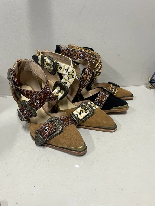 复古罗马凉鞋后拉链百搭粗跟尖头气质时尚