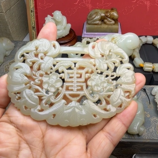 和田玉颈饰未镶嵌油**面