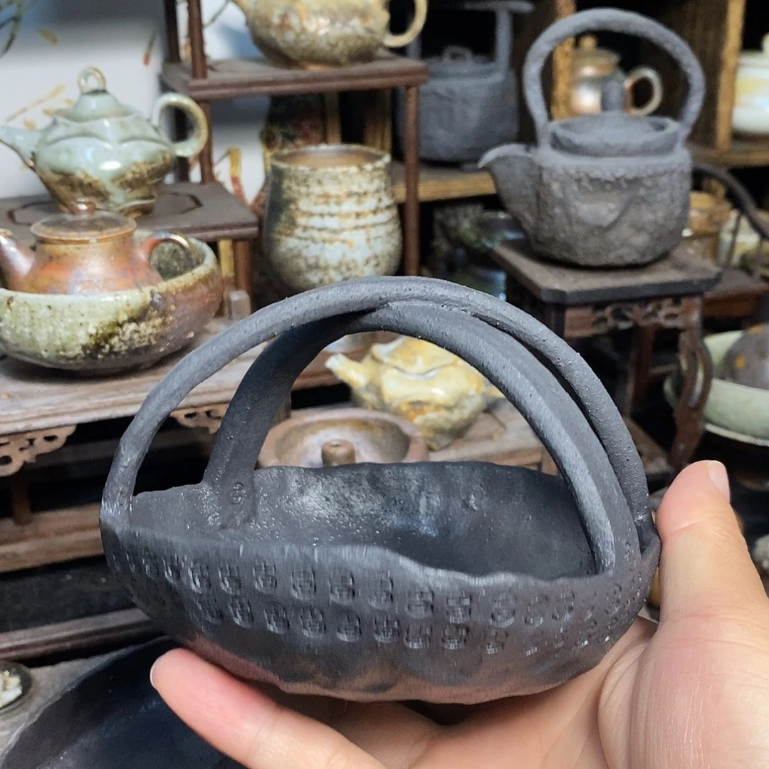 好多个吉。手捏小提篮