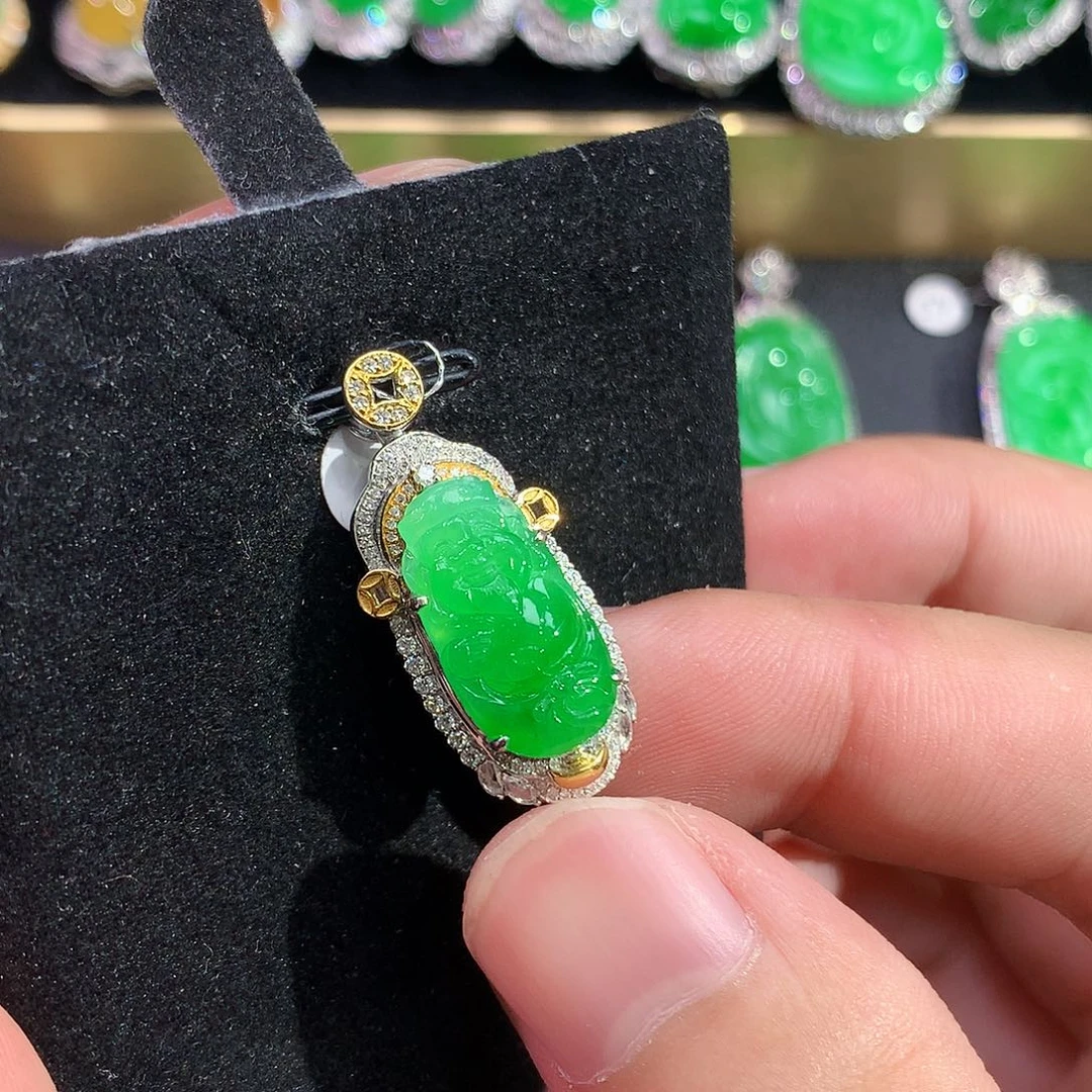 翡翠18K金镶嵌颈饰