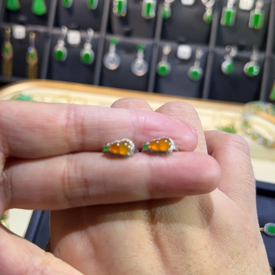 颈饰18K金镶嵌翡翠耳包