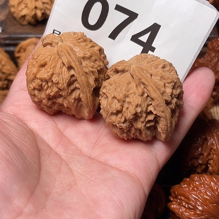 桃核把件白狮子全品 边43。  074