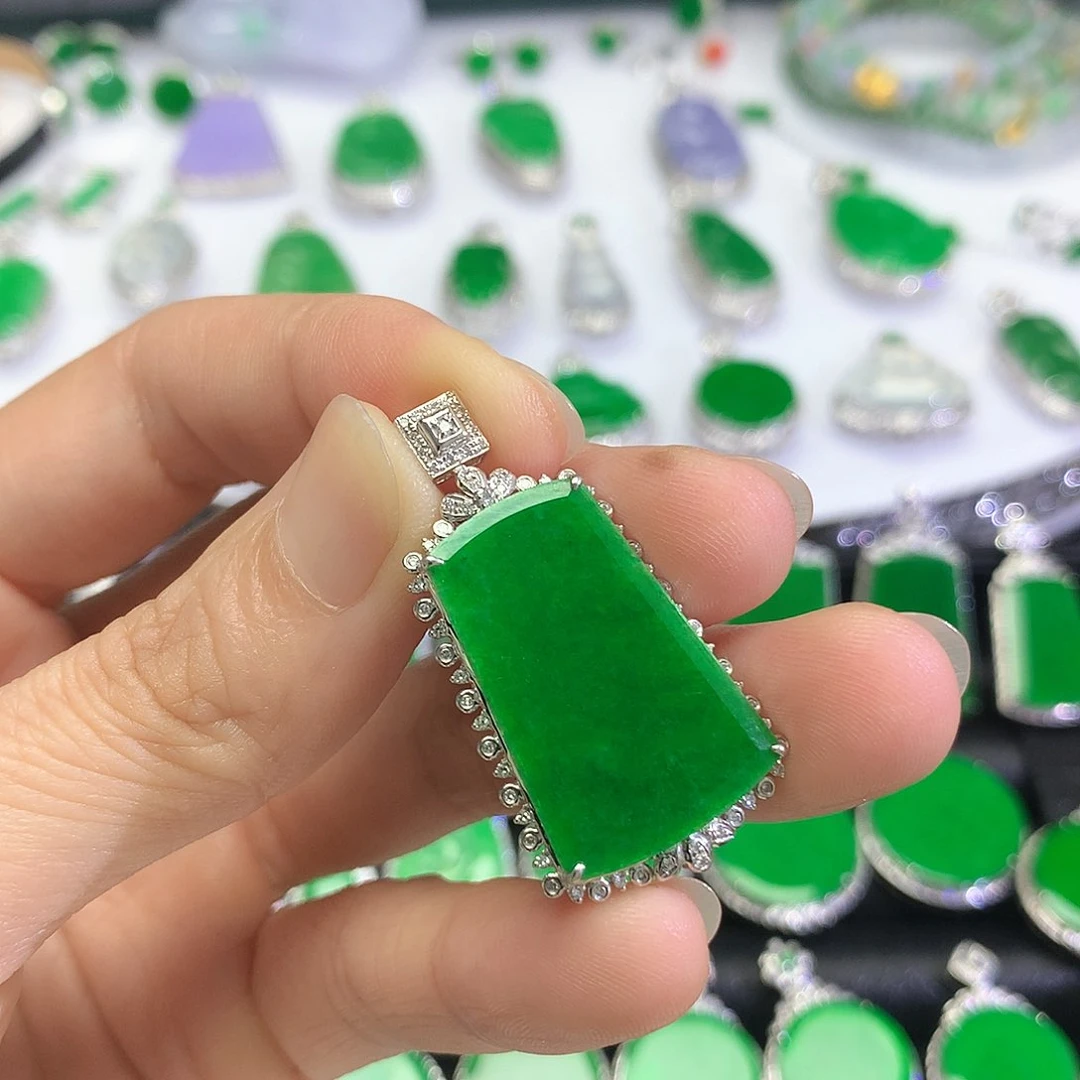 颈饰18K金镶嵌翡翠吊坠