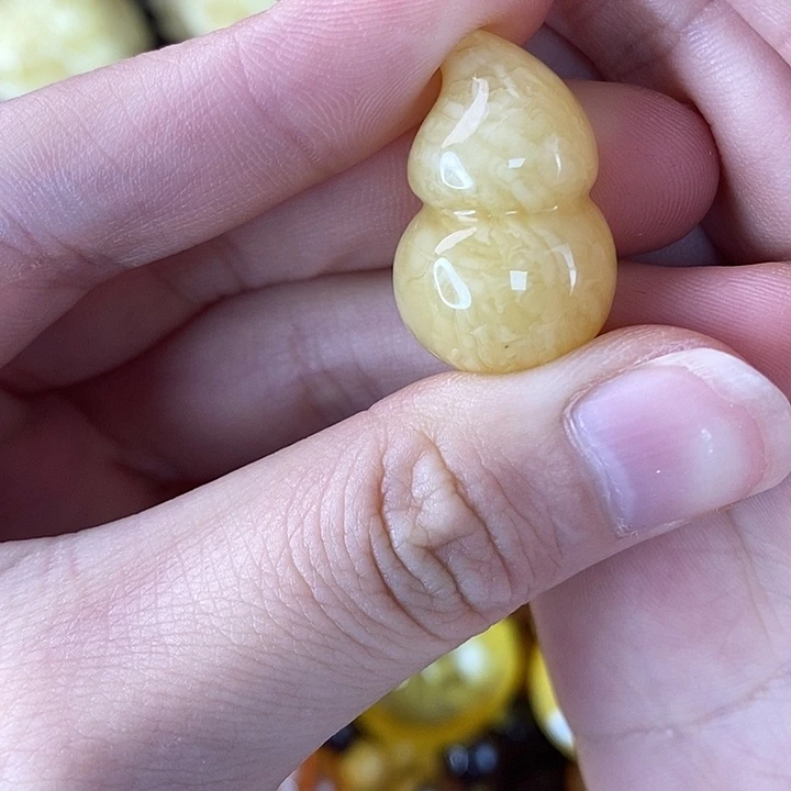 蜜蜡未镶嵌珠宝奇石