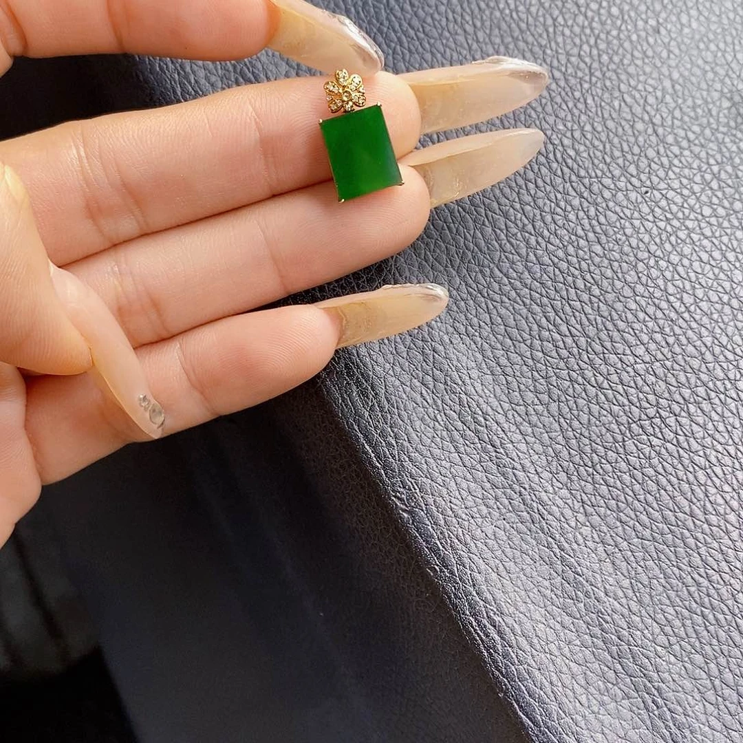翡翠18K金镶嵌颈饰翡翠