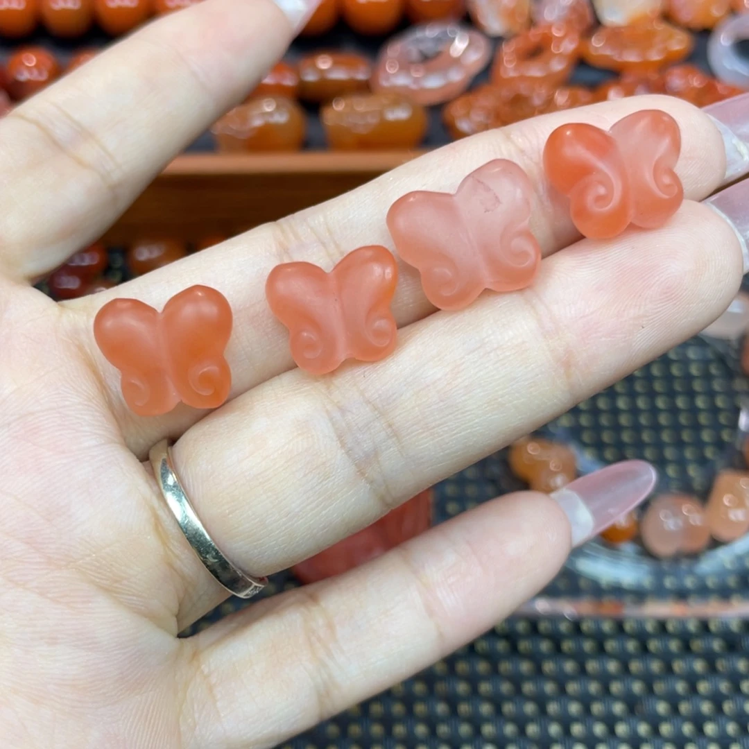 南红玛瑙未镶嵌颈饰蝴蝶