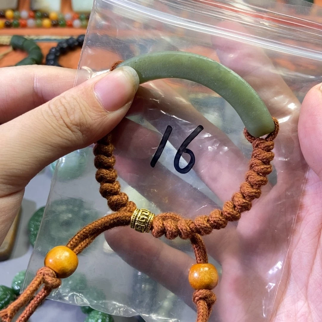 和田玉颈饰未镶嵌飞****）