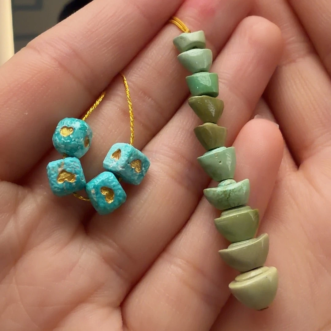 绿松石未镶嵌颈饰