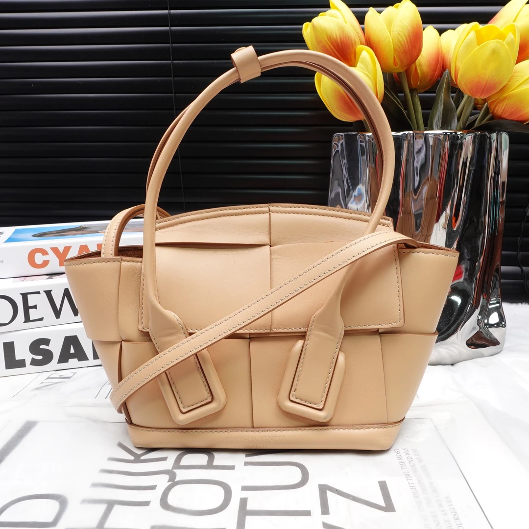 95新 BOTTEGA VENETA/葆蝶家 奶茶色手提包T10203457