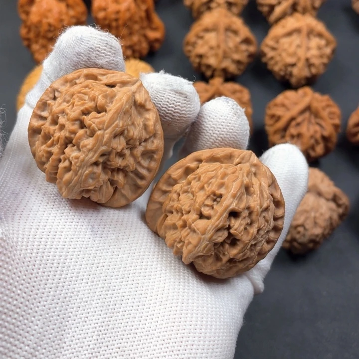 或***许文玩核桃吊坠三角白