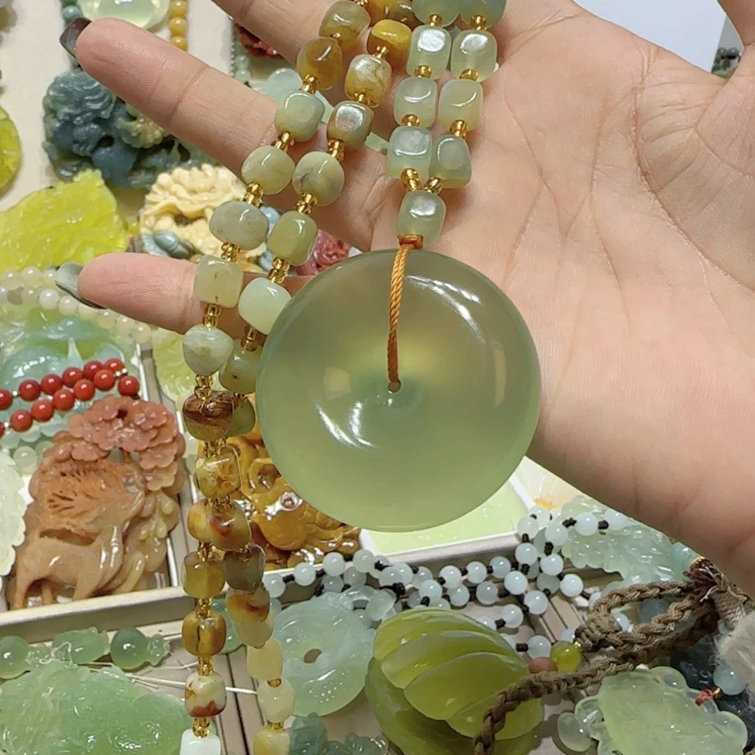 未镶嵌蛇纹石玉吊坠